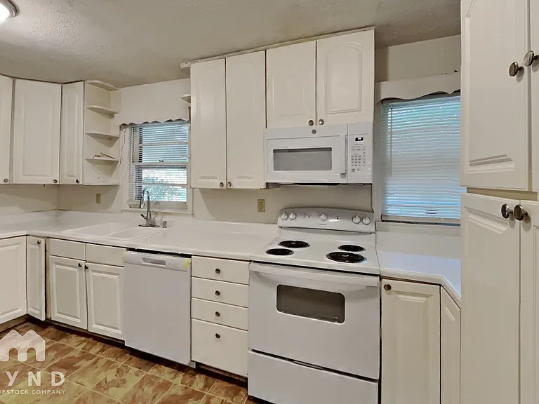 5860 Ronnie Dr — Photo 4