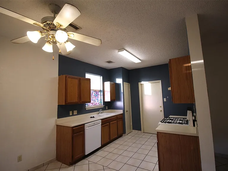 8622 Piney Creek Bnd — Photo 11