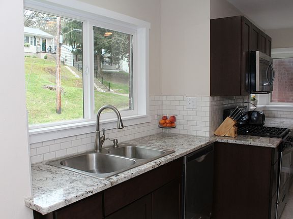 5th image of 322 Joseph St