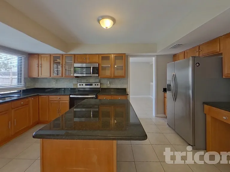 1422 Mistyglen Ln — Photo 6