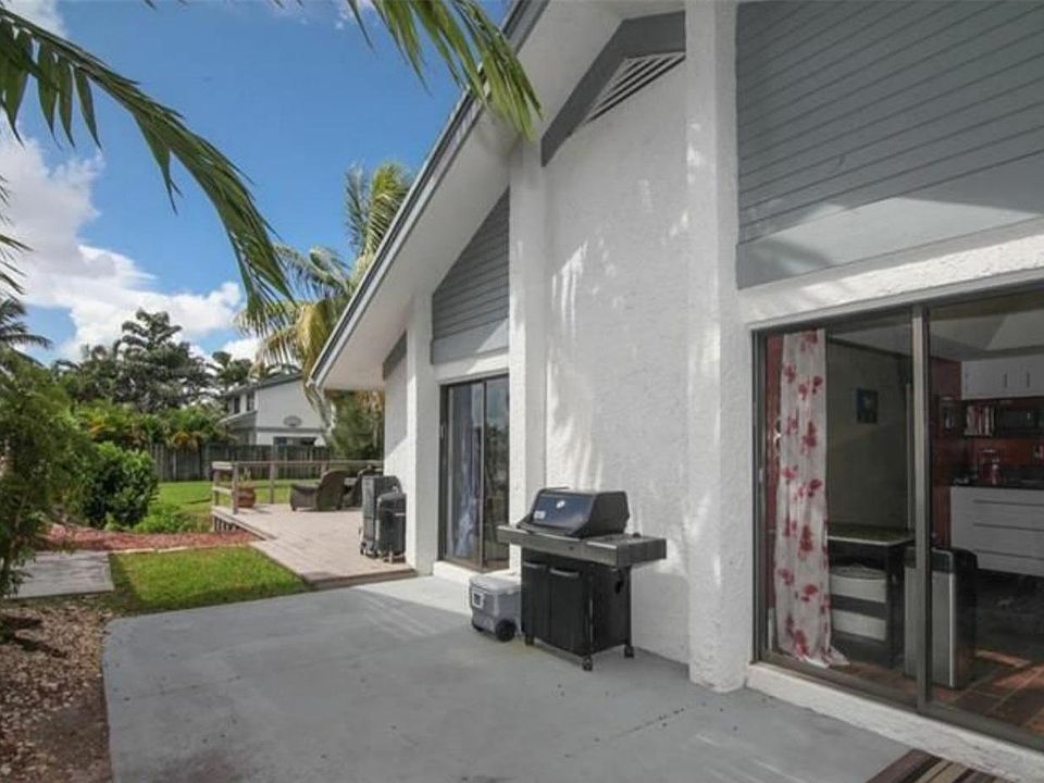 1st image of 8400 SW 39th Ct