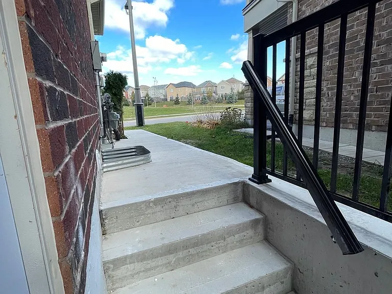 125 Sharavogue Ave #BASEMENT — Photo 12