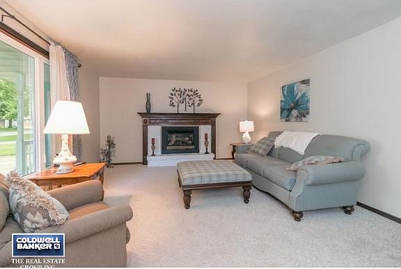 SPACIOUS LIVING ROOM