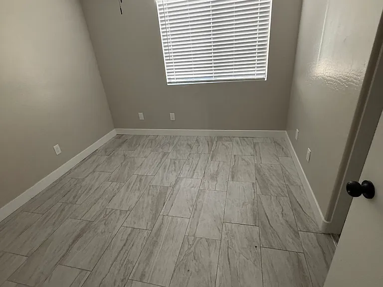1395 E 10th Pl — Photo 8