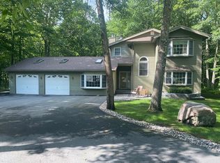 107 Stallion Dr, Lords Valley, PA 18428