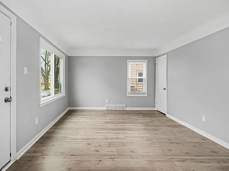 28320 Hillview St — Photo 5