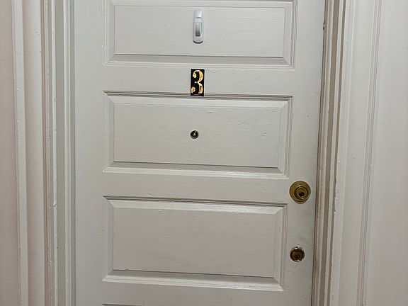 2nd image of 14 E Market St APT 3