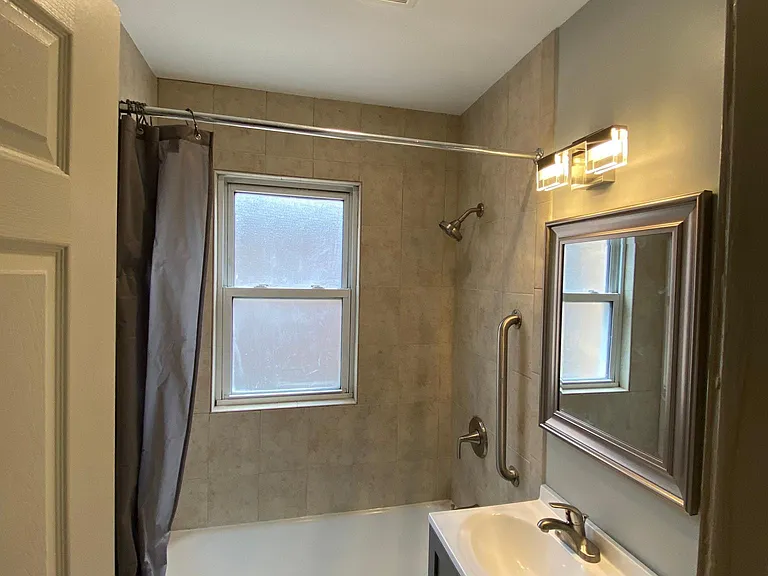 10126 S Clifton Park Ave — Photo 5