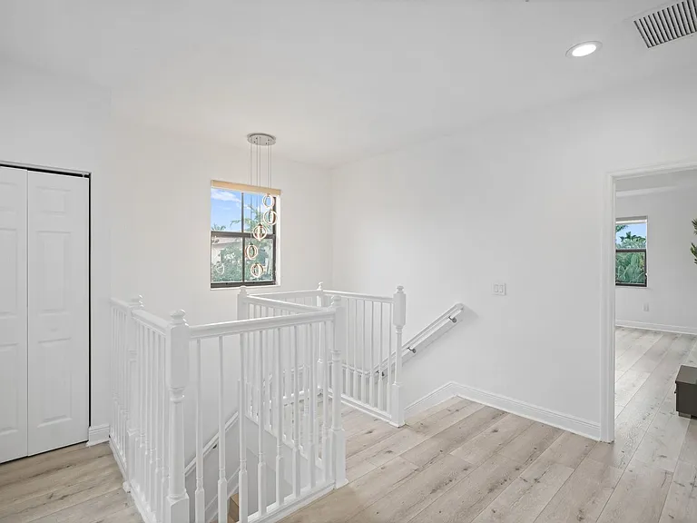 10016 NW 89th Ter — Photo 22