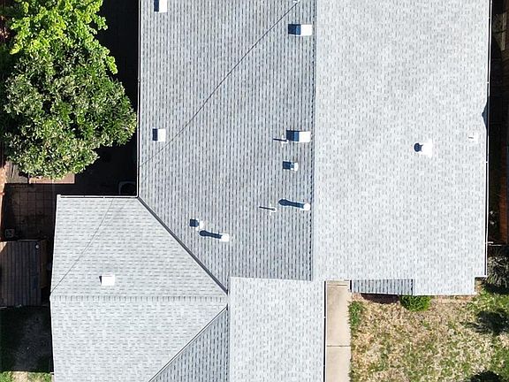 2nd image of 629 Castle Oaks Dr