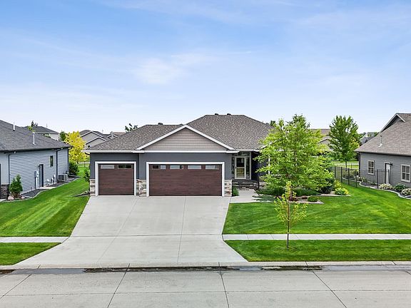 2nd image of 2865 McLeod Dr E