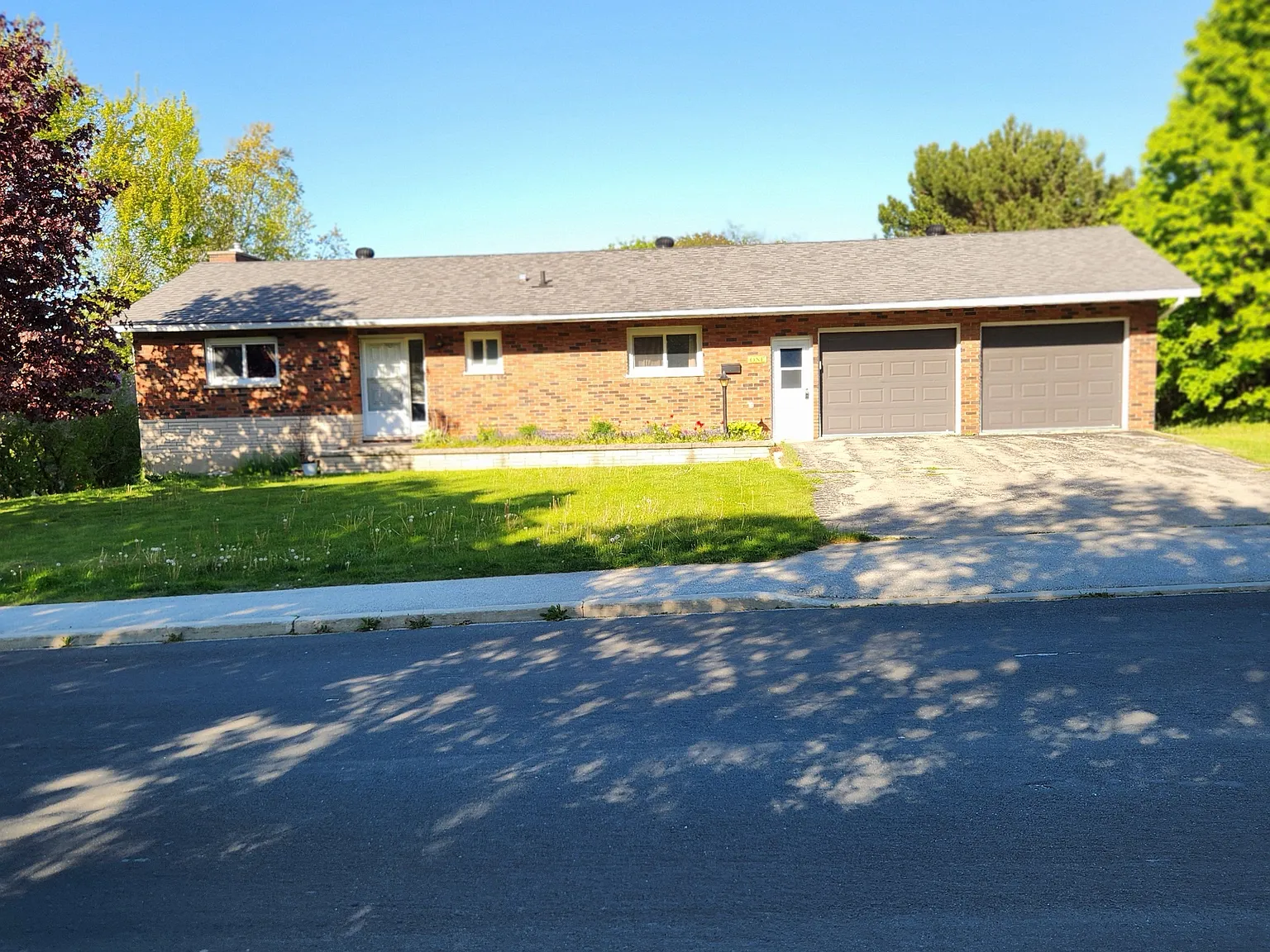 4 bed, $2,350 — Photo 1