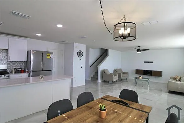 5 bed, 2118 sqft, $3,200 — Photo 4