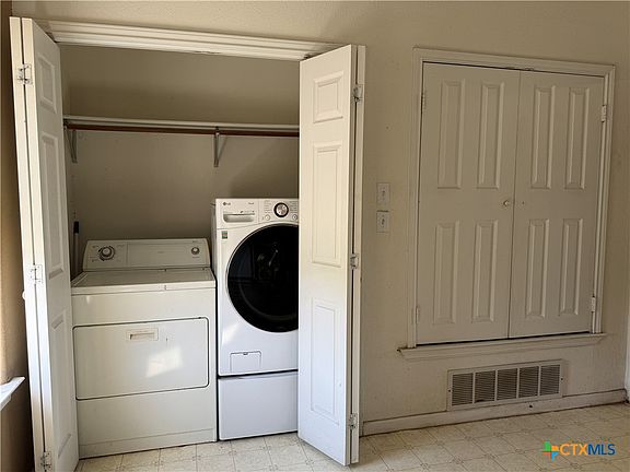 5th image of 665 Fallen Oak Dr