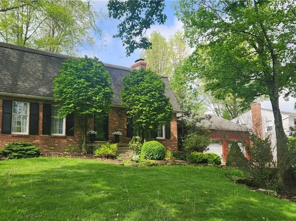 880 Blueberry Hill Dr, Canfield, OH 44406