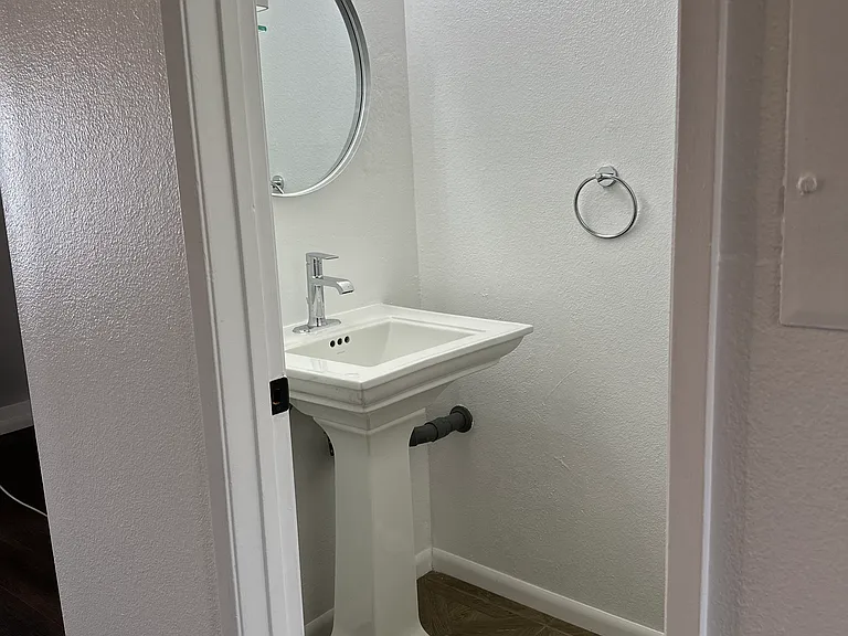 720 W 4th St #409 — Photo 17