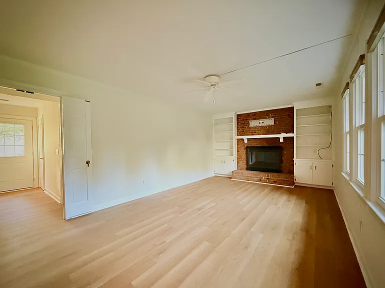1214 Wellington Ln — Photo 4