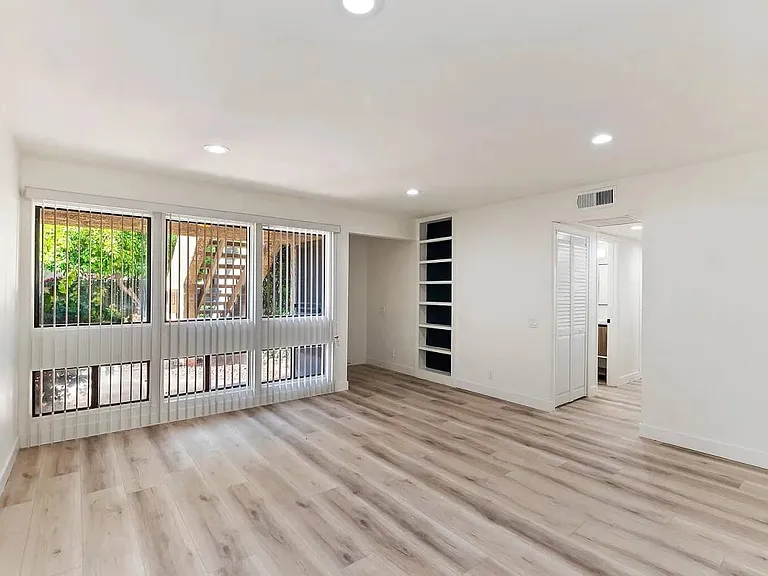 445 E Bradshaw Ln — Photo 3