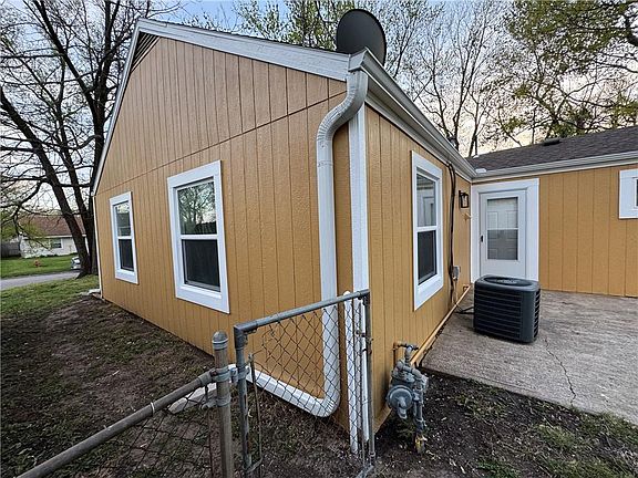 5th image of 4730 Woodend Ave