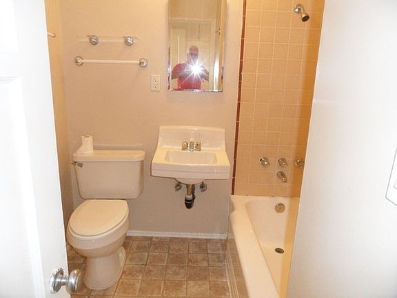 5th image of 210 Twin Oak Ave