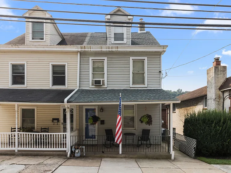 437 Ford St — Photo 1