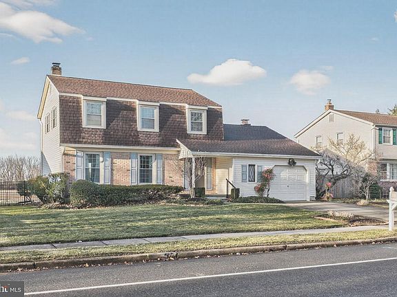 3rd image of 32 Roberts Dr