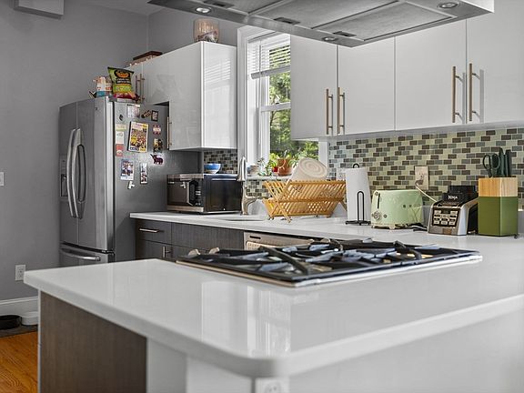 5th image of 49 Putnam St #1