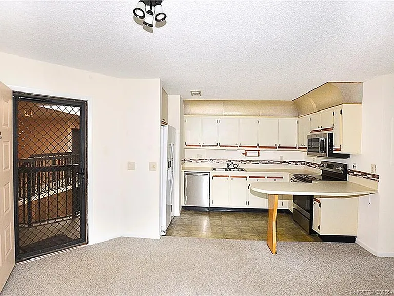 1999 NE Collins Cir #380 — Photo 2