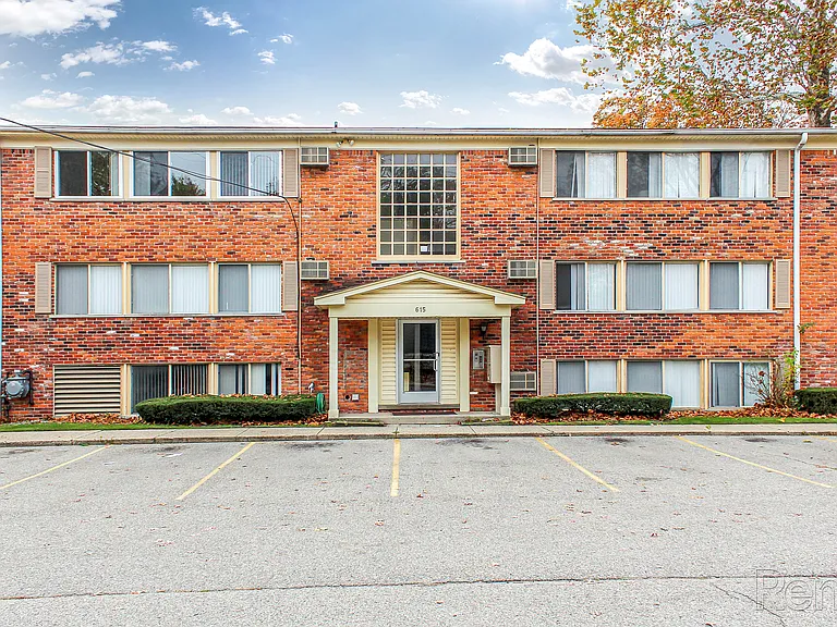 Wagon Wheel Apartments — Photo 29