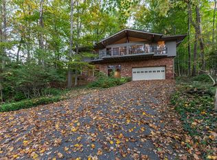 9124 Hollyoak Dr, Bethesda, MD 20817