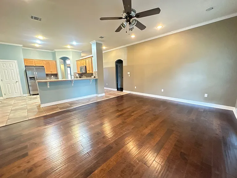 258 Avondale Ln — Photo 2