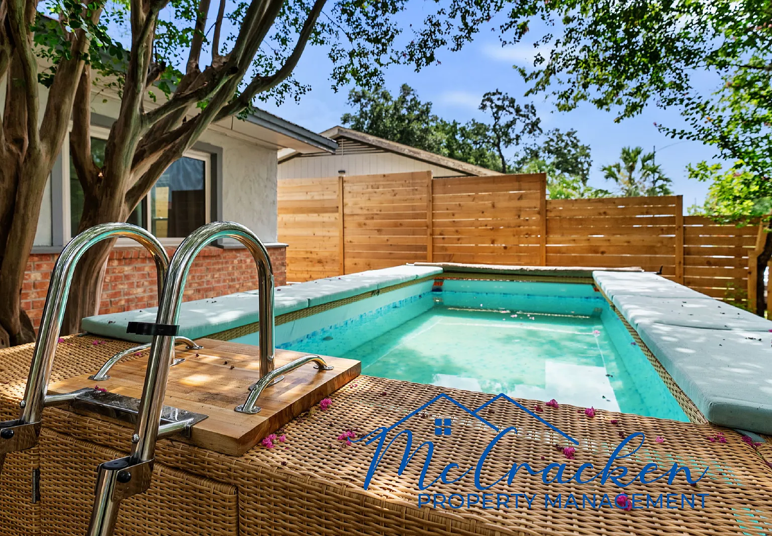 Location location location! 3 bedroom (+ bonus room) with pool and large fully fenced yard on the... — Photo 4