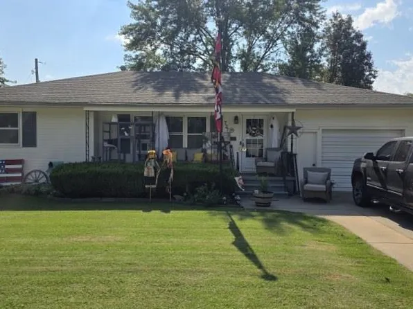 727 SE 6th St, Newton, KS 67114