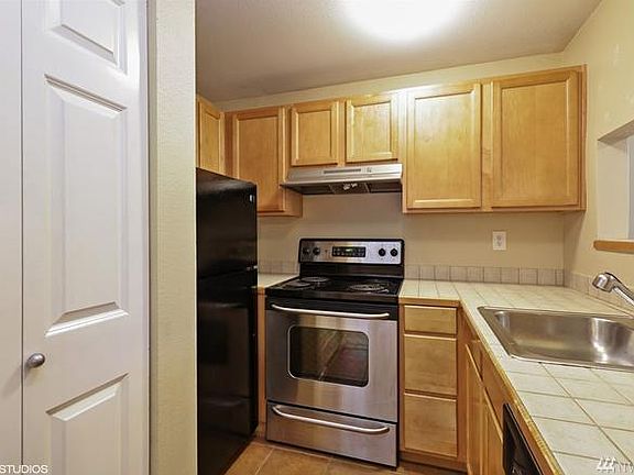 4th image of 1127 N 198th St