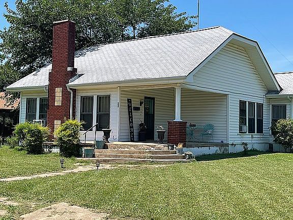 2nd image of 905 Hickory St