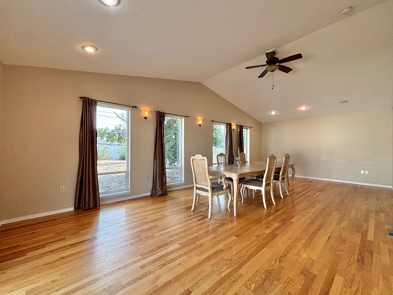 3 bed, 1900 sqft, $2,400 — Photo 3