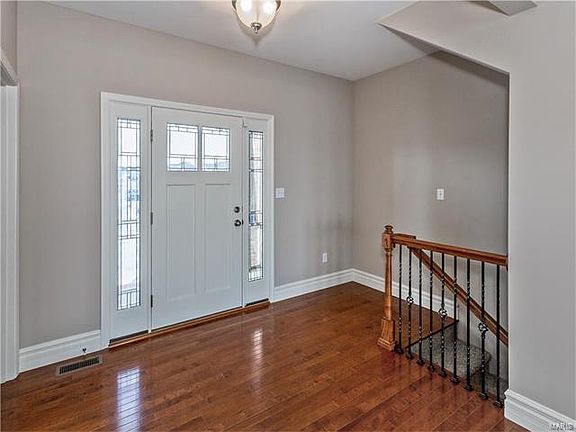3rd image of 212 Oakshire Dr E