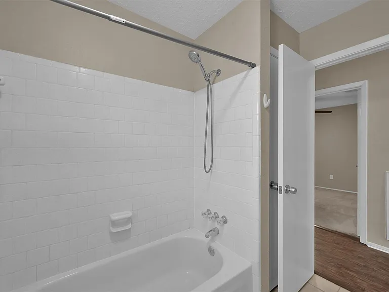 16858 Gleneagle Dr N — Photo 21