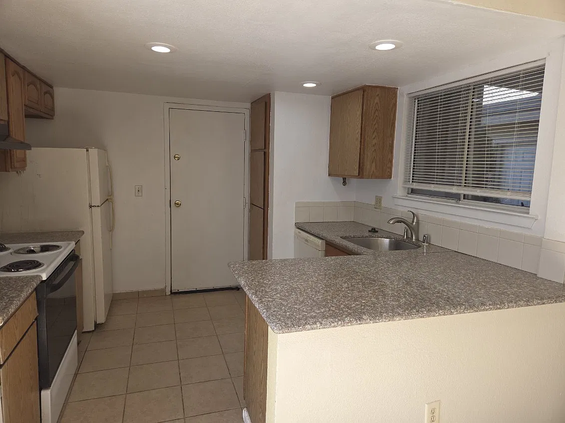 3 bed, 2.5 bath, 1000 sqft, $1,895 — Photo 4