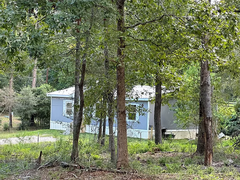 18143 Breezy Dr — Photo 3