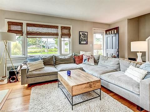 3rd image of 1220 Richmond Cres