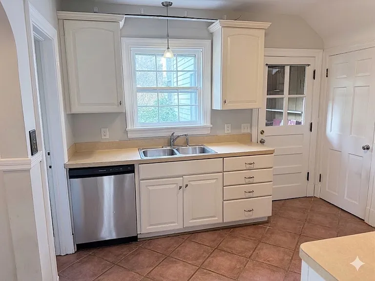 1724 Wilmington Ave — Photo 5