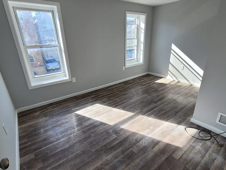 1029 E Grand St #2 — Photo 2