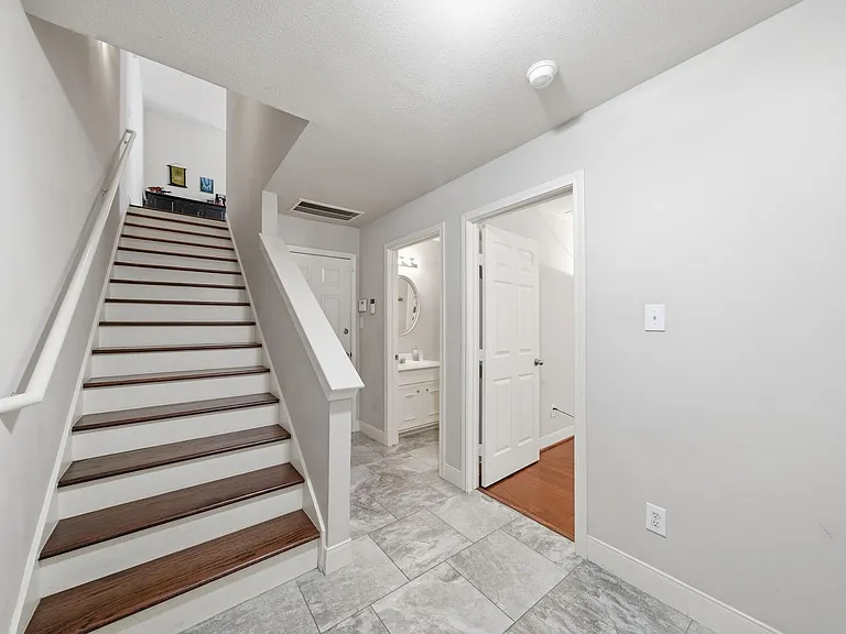 1716 Elgin St — Photo 6