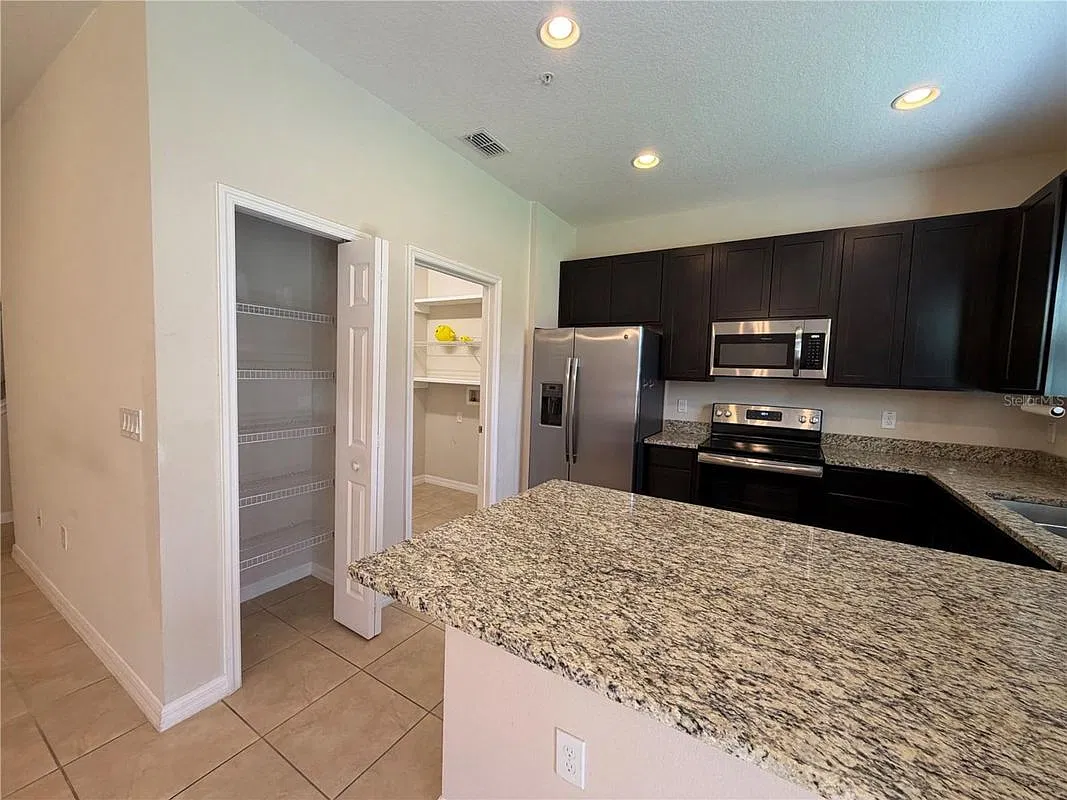 3 bed, 2.5 bath, 1550 sqft, $2,200 — Photo 4