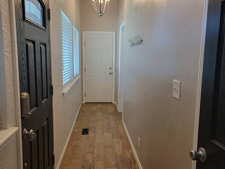 312 Rosanne St — Photo 9