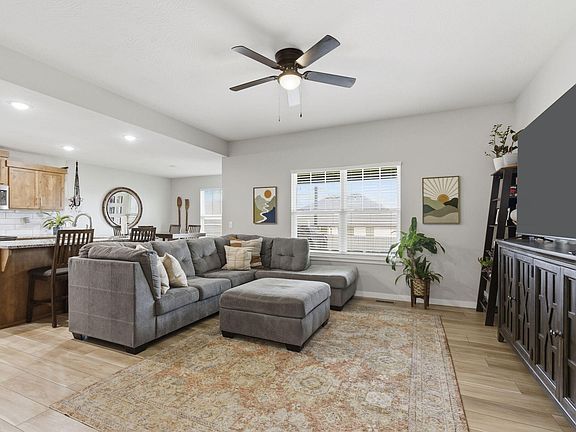 4th image of 883 S Parkside Circle