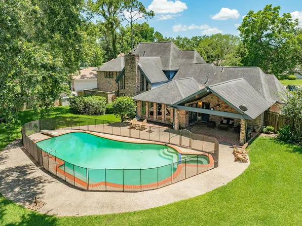 110 Sequoia St, Lake Jackson, TX 77566