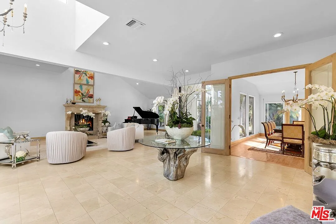 7 bed, 7.0 bath, 5007 sqft, $45,000 — Photo 4