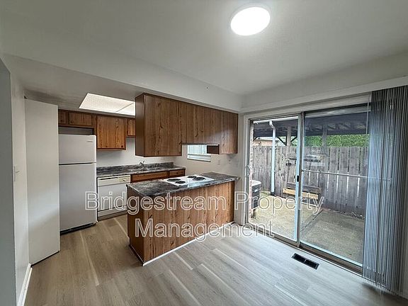 3rd image of 955 Taylorsview Dr